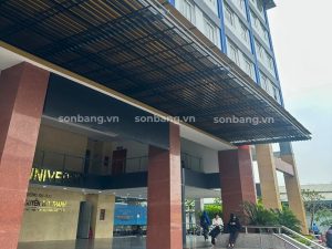 Mái che Poly màu trà tại sảnh chờ Đại học Nguyễn Tất Thành