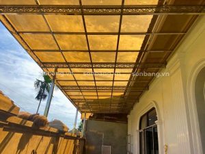 Mẫu mái che Poly đặc 5mm màu trà cho biệt thự, nhà phố 