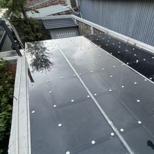 thi công tấm poly đặc 5mm màu trà