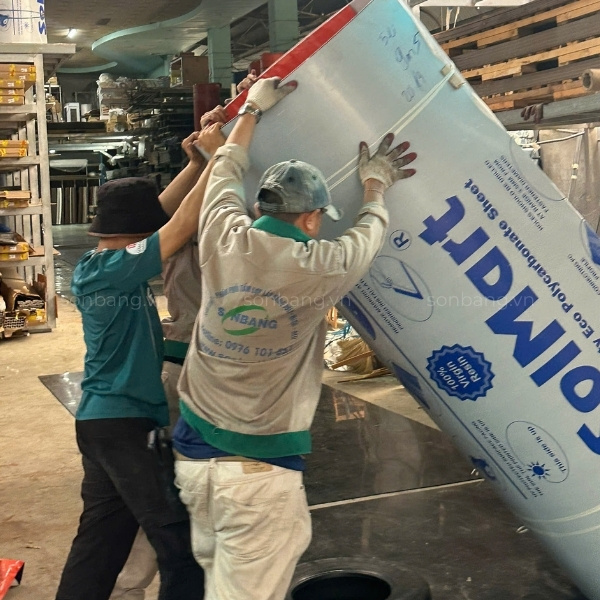 Nâng cuộn Poly SolMart cao đến 2,1m tại kho