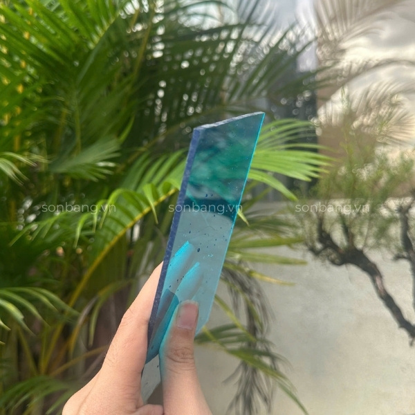 Cận cảnh độ dày Polycarbonate 2.5mm 