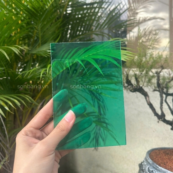 Độ trong suốt của tấm Polycarbonate màu xanh ngọc