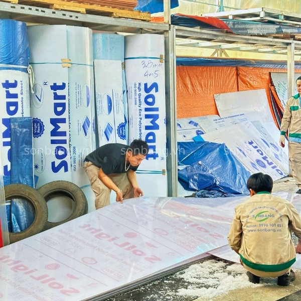 Nhân viên cắt đơn hàng Poly 10mm cho Đài phát thanh tỉnh Trà Vinh