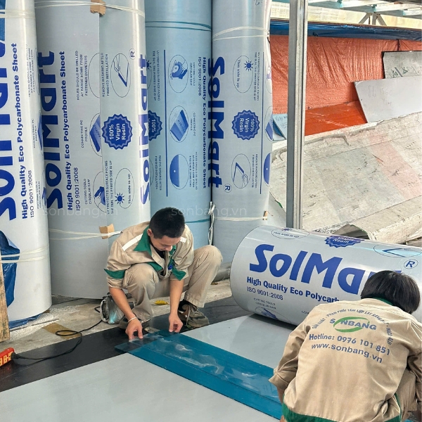 tam Poly 6mm 2 Nhân viên cắt Poly đặc SolMart tại kho giao cho khách