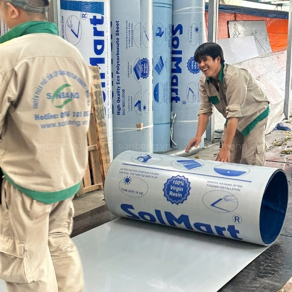 tam Poly 6mm 3 Nhân viên cuộn Poly lại giao hàng cho khách