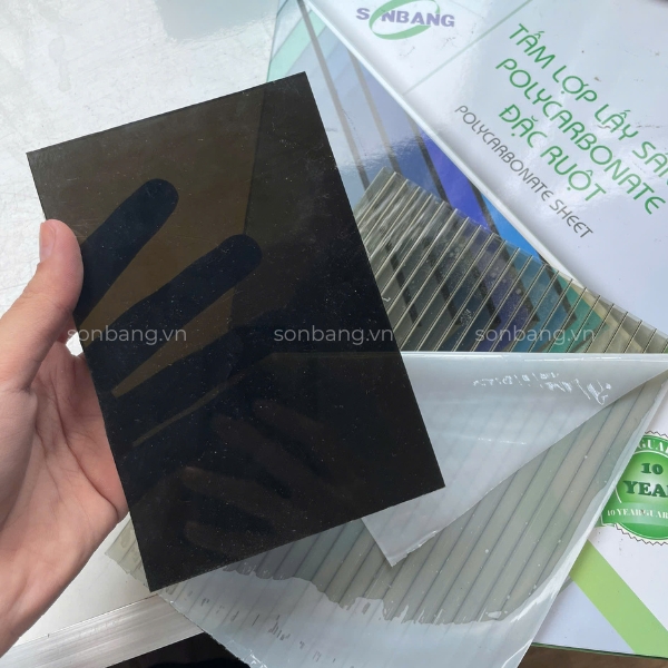 Tấm Poly đặc 3mm màu trà chóng UV và chống cháy