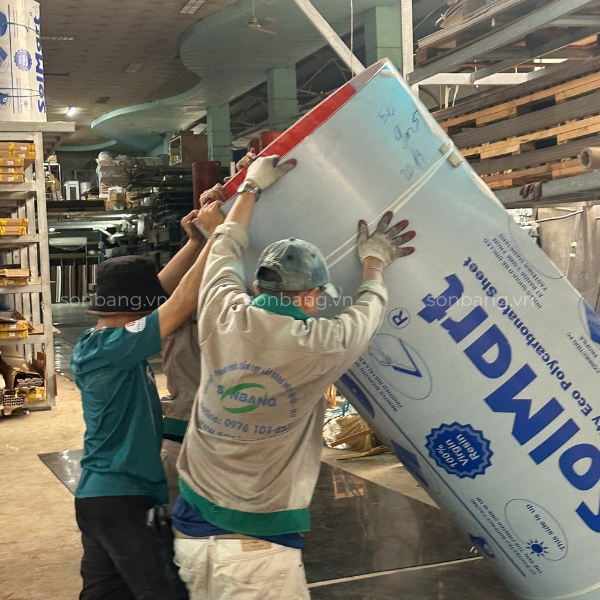 Nhân viên vận chuyển cuộn Poly SolMart tại kho