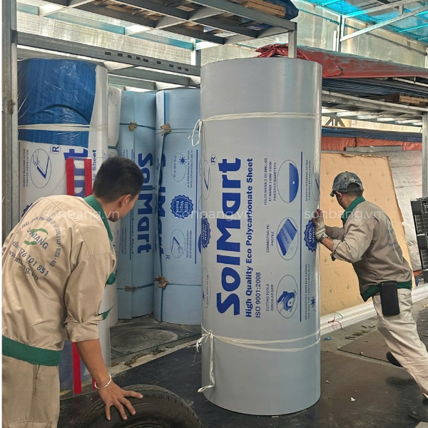 Nhân viên vận chuyển cuộn Poly SolMart khổ ngang 2.1m
