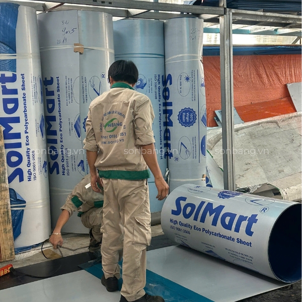 Nhân viên đang cắt Poly giao cho khách tại kho