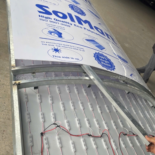 tam polycarbonate 1.5mm 18 Đơn hàng khách hàng đặt Poly SolMart làm hộp đèn chào mừng ngày 30.4