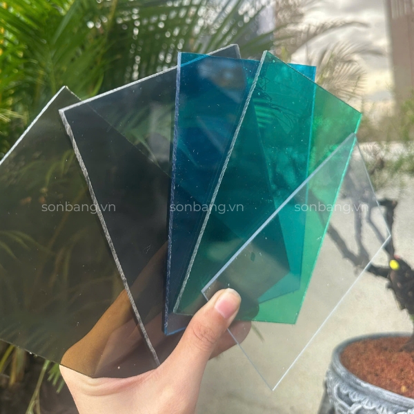 tam polycarbonate 1.5mm 23 Cận cảnh các màu sắc Polycarbonate SolMart trên thực tế