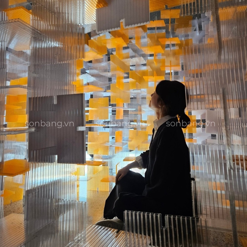 Hình ảnh khách tham quan và trải nghiệm tại gian hàng