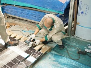 Nhân viên cắt vật tư tại xưởng công ty Sơn Băng