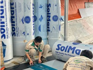 Cac hoat dong tai xuong Son Bang 8 Nhân viên đang cắt tấm Poly SolMart tại kho