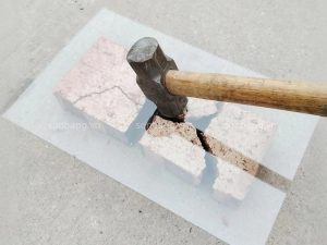 Do ben va chiu luc cua tam Polycarbonate Test độ chịu lực của tấm poly lấy sáng