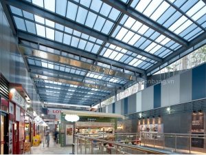 Mai che polycarbonate dac 1 Poly rỗng được ứng dụng làm mái che nhà xe cho tòa nhà