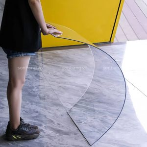 Tam Polycarbonate co ben khong 1 Tấm Polycarbonate có bền và chịu lực không