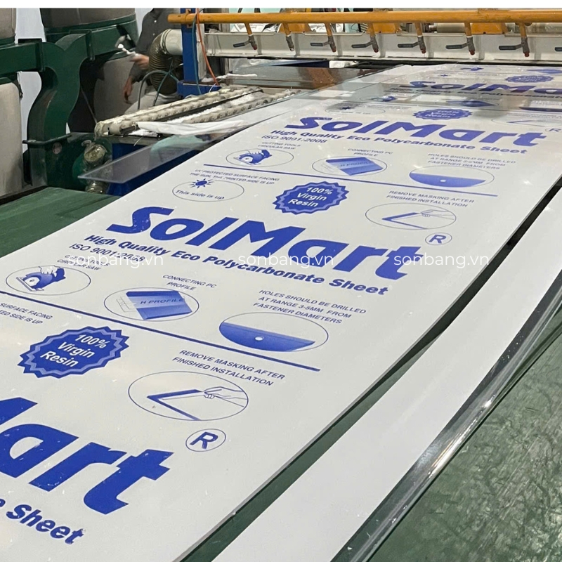 Tấm Polycarbonate đặc thương hiệu SolMart tại nhà máy