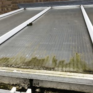 Tam Polycarbonate co ben khong 8 Mái che Poly không được vệ sinh đúng cách làm giảm độ bền của Poly