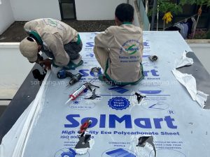 Thi cong tam Polycarbonate 1 1 1 Thi công và xử lý mối nối tấm Polycarbonate khổ ngang 2.1m