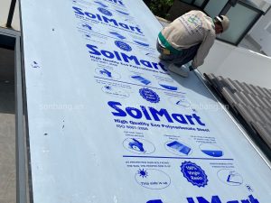 thi công tấm polycarbonate đặc 8mm SolMart tại công trình