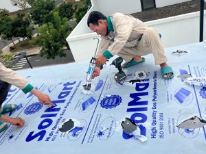 Thi công tấm Poly đặc SolMart 