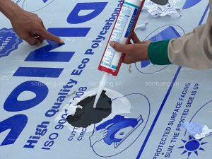 Thi cong tam Polycarbonate 1 4 1 Thi công tấm Polycarbonate bằng keo Silicon chuyên dụng