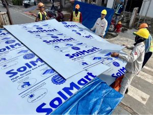 Thi cong tam Polycarbonate 1 5 1 Tấm Polycarbonate thương hiệu SolMart tại công trình