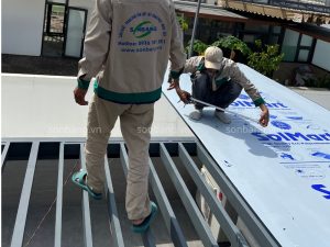 Nhân viên Sơn Băng đang thi công mái che Poly 
