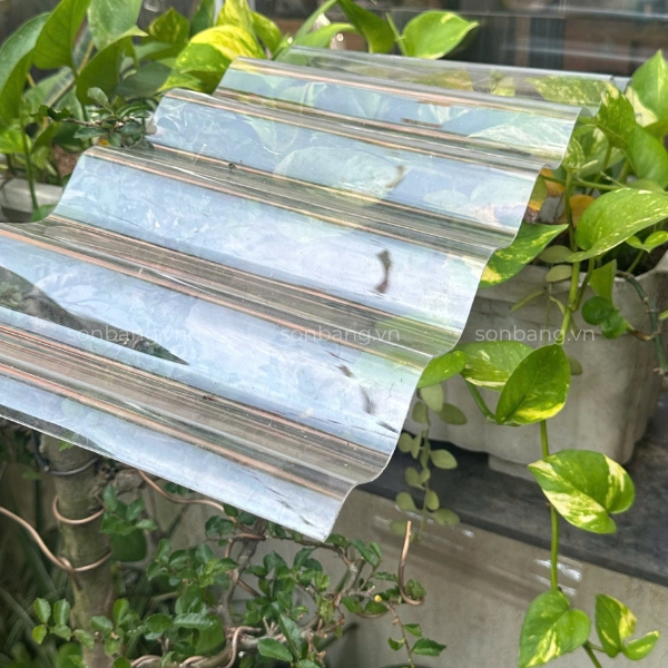 Cận cảnh tôn nhựa lấy sáng Polycarbonate 1mm