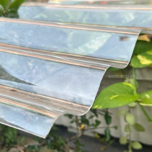 Cận cảnh tôn sóng Polycarbonate 1mm 