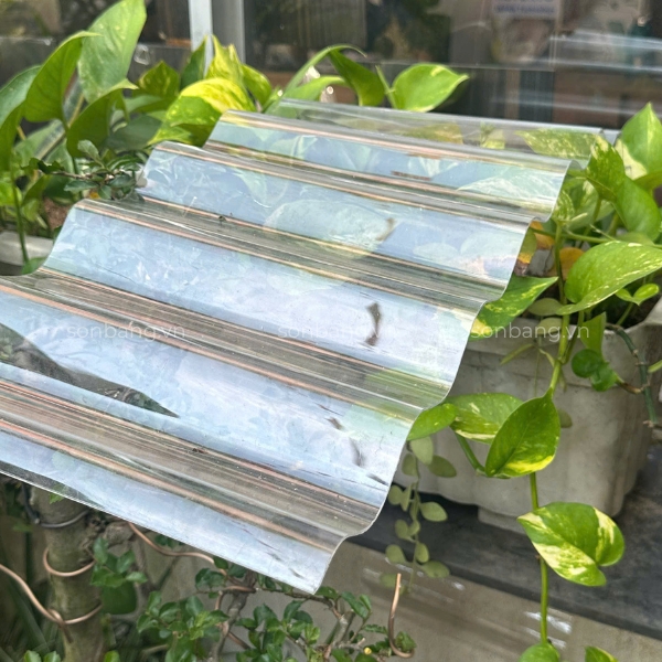 Tôn nhựa lấy sáng Poly trong suốt trên thực tế