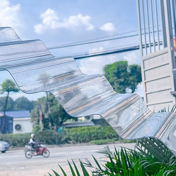 Hình ảnh tôn nhựa lấy sáng trong suốt trong thực tế