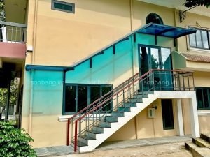 Mái che Polycarbonate mang lại ánh sáng xanh dịu mát