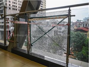 Minh chứng kính dễ vỡ hơn so với mái che Polycarbonate 