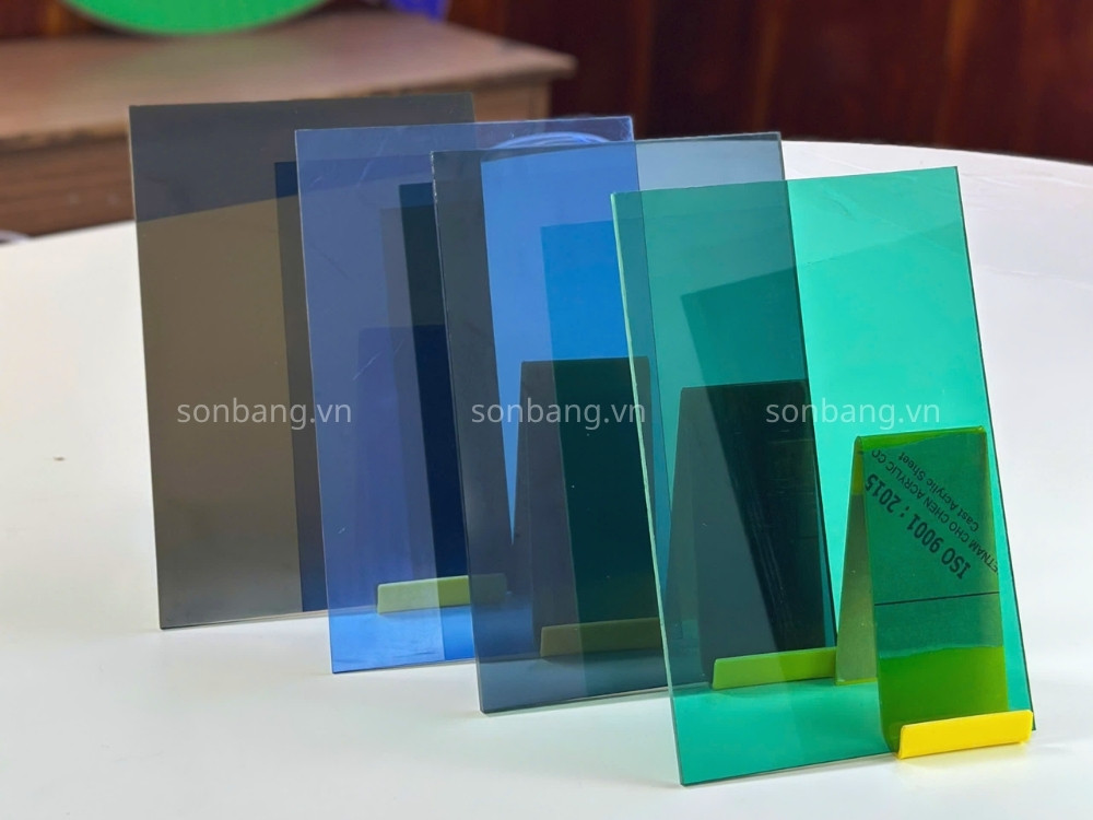 tam Polycarbonate dac 9 tấm Polycarbonate đặc 9