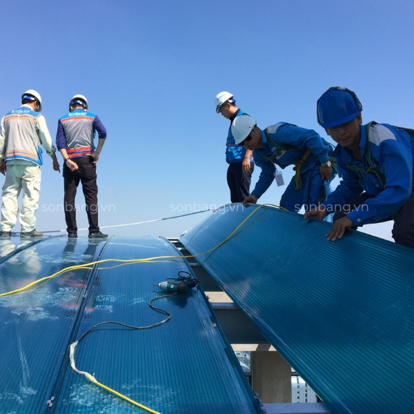Poly rỗng đang được thi công làm mái che tại công trình