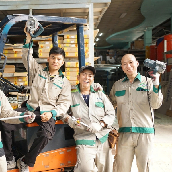 Nhân sự bộ phận kho tại công ty chụp ảnh cùng nhau