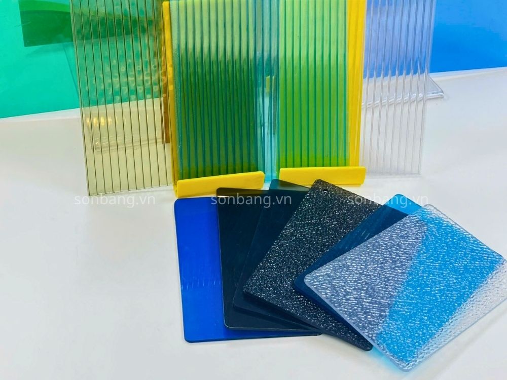 tam polycarbonate dac va rong 3 tấm polycarbonate đặc và rỗng 3