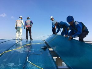 thi cong tam Poly rong Thi công tấm Polycarbonate màu xanh tại công trình