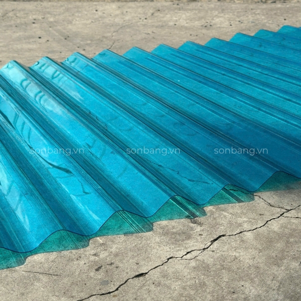 Mẫu tôn nhựa lấy sáng Poly màu xanh biển trên thực tế 