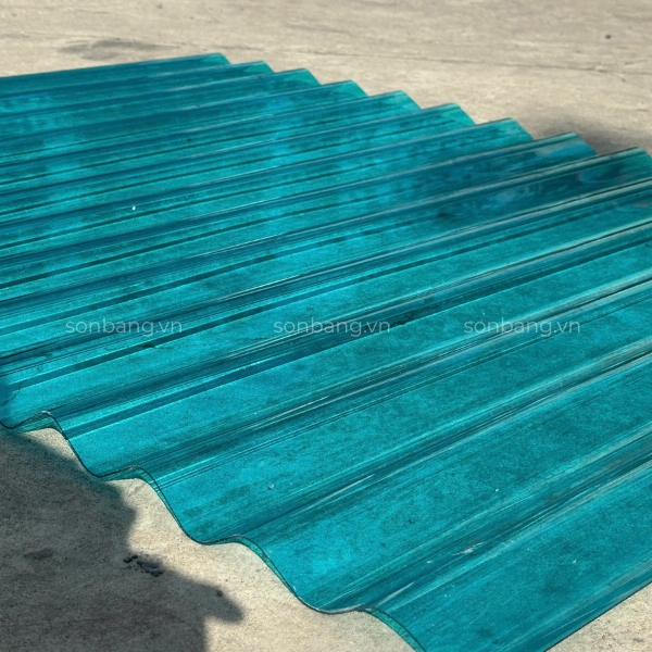 Tôn nhựa Poly màu xanh biển chụp ngoài trời