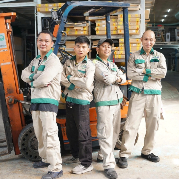 Đội ngũ nhân viên kho chuyên cắt hàng tại công ty 