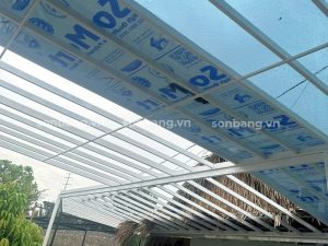 Khung của mái che Poly tại một công trình thực tế 