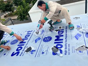 Thi công mái che Poly SolMart tại công trình 