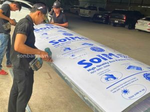 Nhân viên đang gia công hộp đèn quảng cáo Poly SolMart 