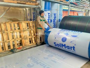 Nhân viên vận chuyển tấm Poly SolMart tại kho hàng 