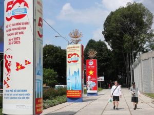 Hộp đèn Poly tại nơi có ánh nắng chiếu sáng trực tiếp 