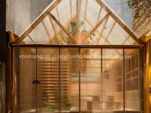 Ngôi nhà sử dụng mái che và vách bằng tấm Polycarbonate 