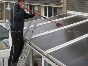 Ve sinh va bao duong mai che Poly 3 Vệ sinh mái che bằng dụng cụ vệ sinh chuyên dụng